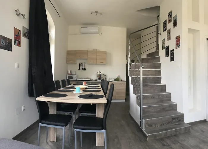 Corner 4 שיופוק